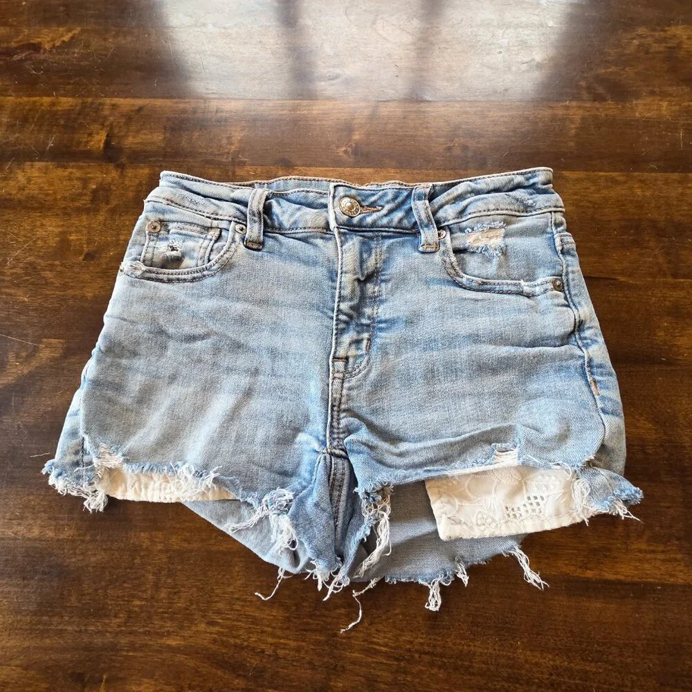 American Eagle Distressed Light Wash Lace Pocket Jean Shorts - Size Women's 0 - Picture 4 of 8